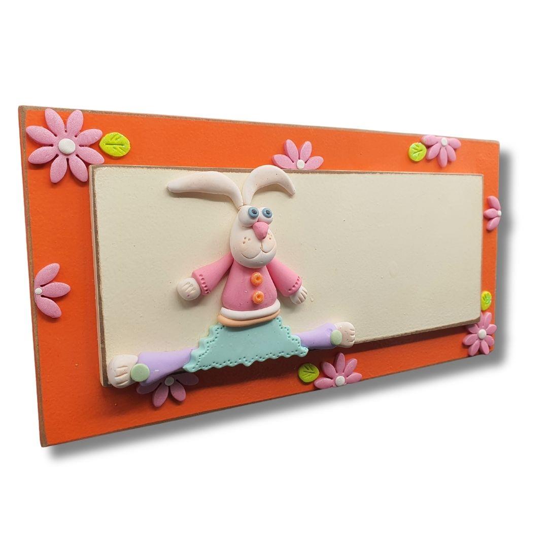 מתנה מקורית לבעלת עסק או לעיצוב חדר, שלט ארנבת בכתום נועז בעבודת יד.