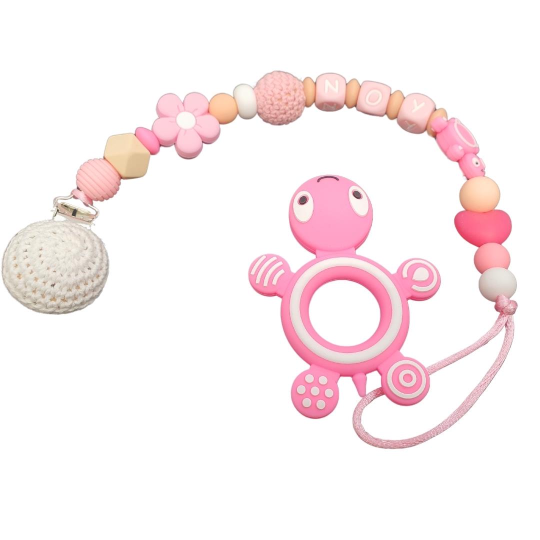 מחזיק מוצץ עם שם, נשכן סיליקון ורוד בעיצוב אישי, מתנה ליולדת, אקססורי לעגלה, שרשרת שם לתינוק, גיתוש.