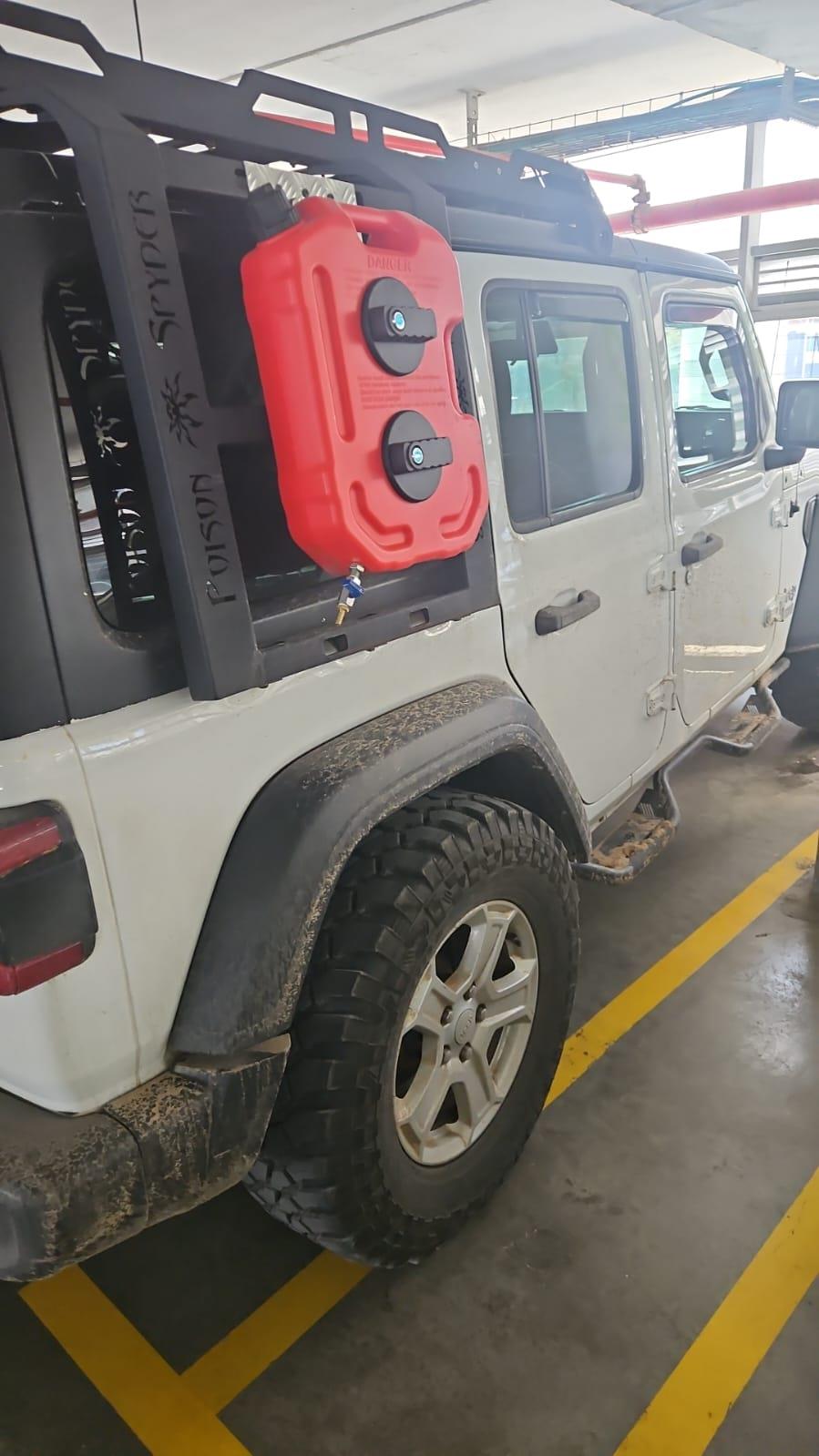 מיכל 10 ליטר שטוח עם ברז כולל 2 מתקני תליה ונעילה צבע אדום קמפינג לייף