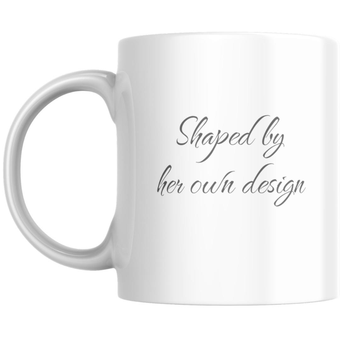 תקריב טקסט השראה באנגלית Shaped by her own design מודפס על ספל לבן תקריב טקסט השראה באנגלית Shaped by her own design מודפס על ספל לבן