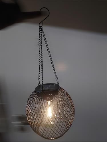 SolarGlow Cage – תאורת תלייה סולארית בעיצוב רשת יוקרתי