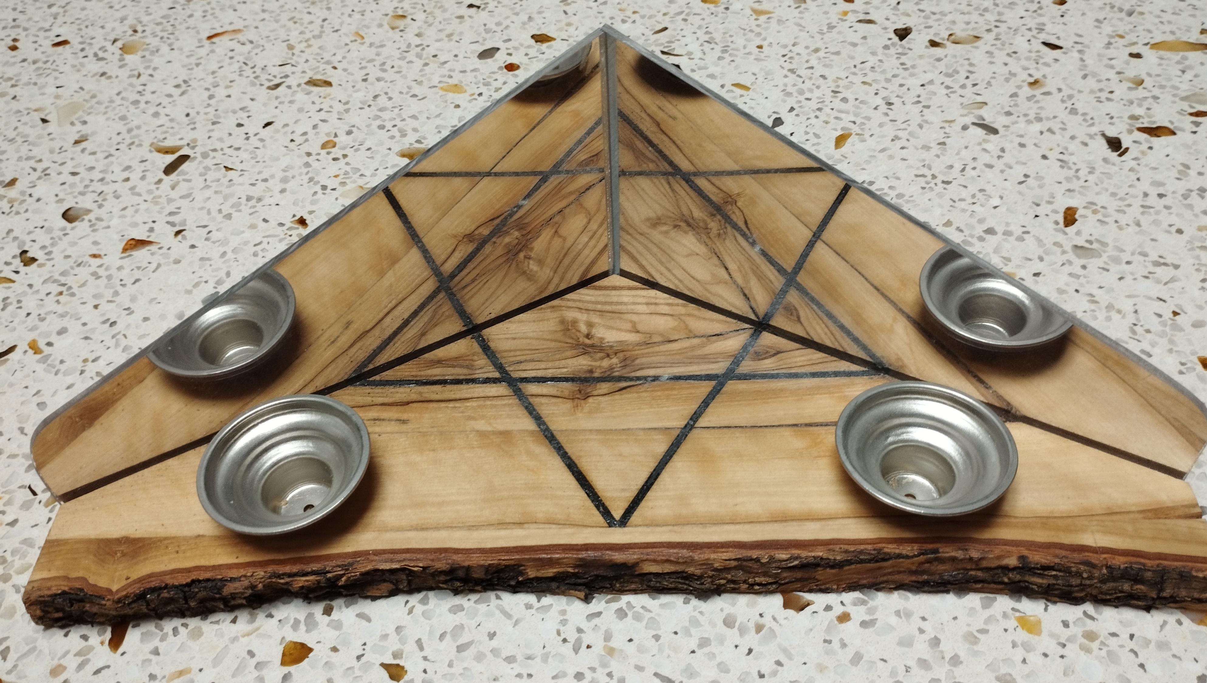 מגש להדלקת נרות שבת (בסגנון האנוסים) מעץ זית מגש להדלקת נרות שבת (בסגנון האנוסים) מעץ זית