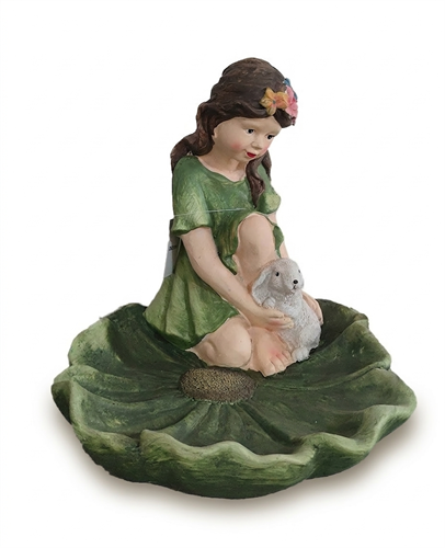 ילדה על עלה