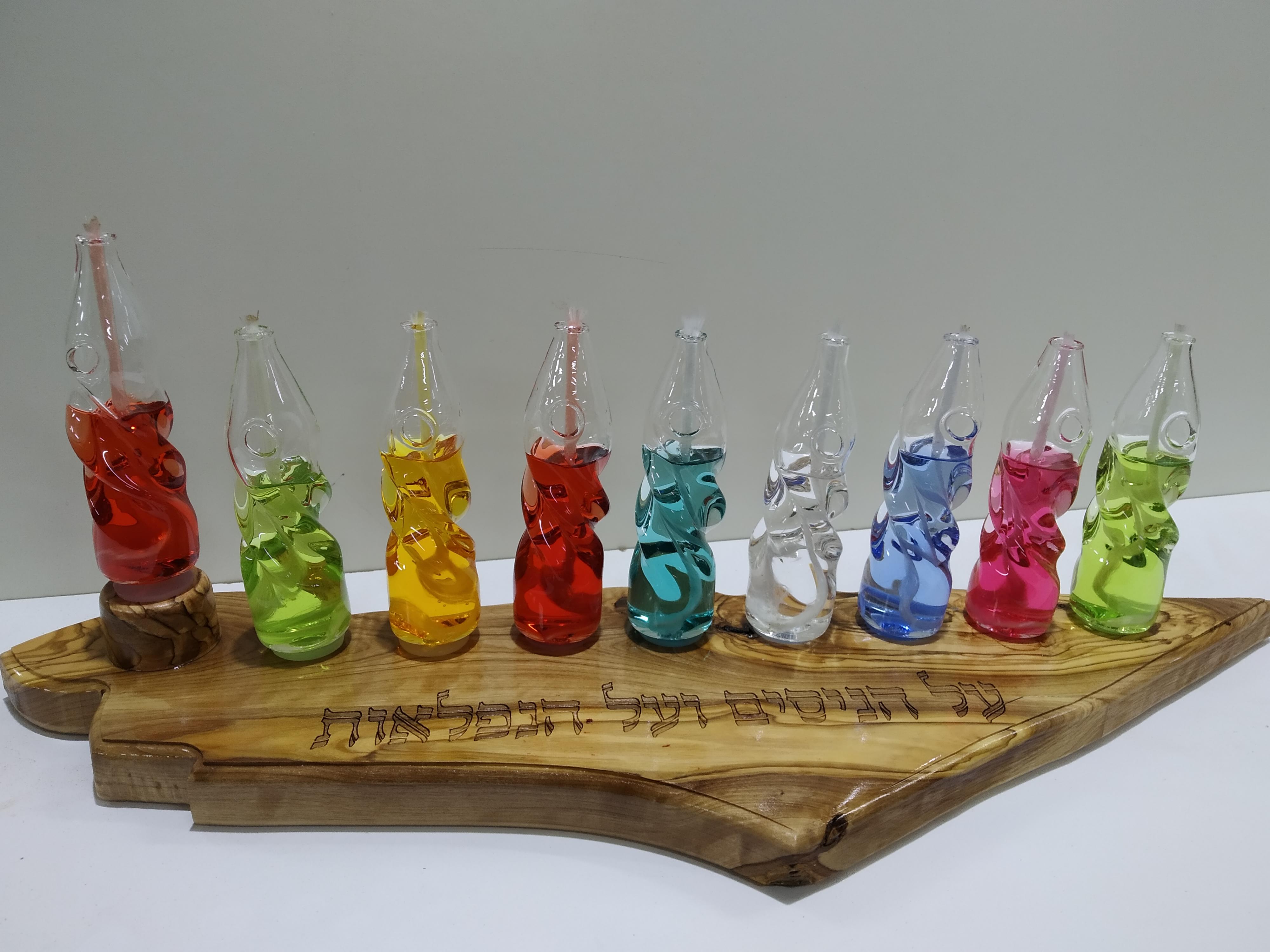 חנוכיה מעץ זית על מפת ארץ ישראל חנוכיה מעץ זית על מפת ארץ ישראל