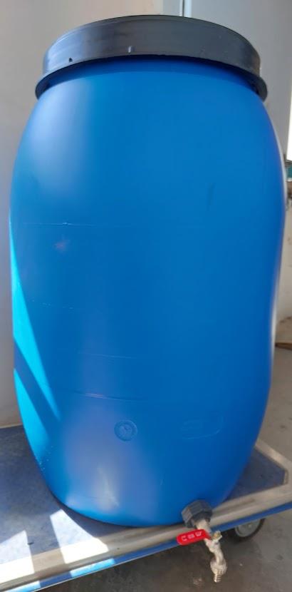 חבית עם ברז נפח 200 ליטר צבע כחול עם תקן למים מתאימה לאכסון כללי עם נשם ללא מגע יד אדם במרכז
