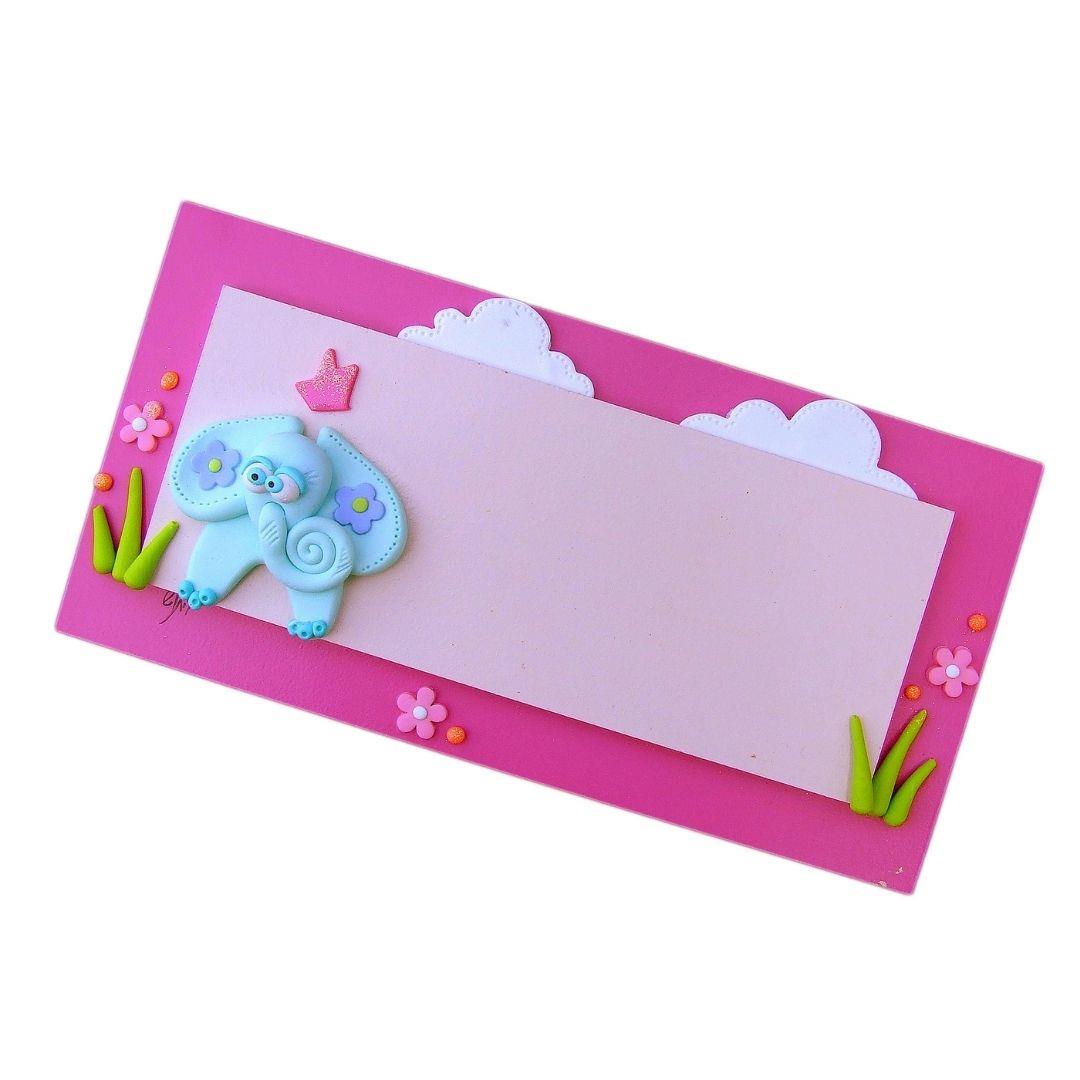 שלט מעוצב לבית "הבית של משפחת..." עם שם אישי ואיור פיל מנטה עם כתר בתלת-ממד. שלט מעוצב לבית "הבית של משפחת..." עם שם אישי ואיור פיל מנטה עם כתר בתלת-ממד.