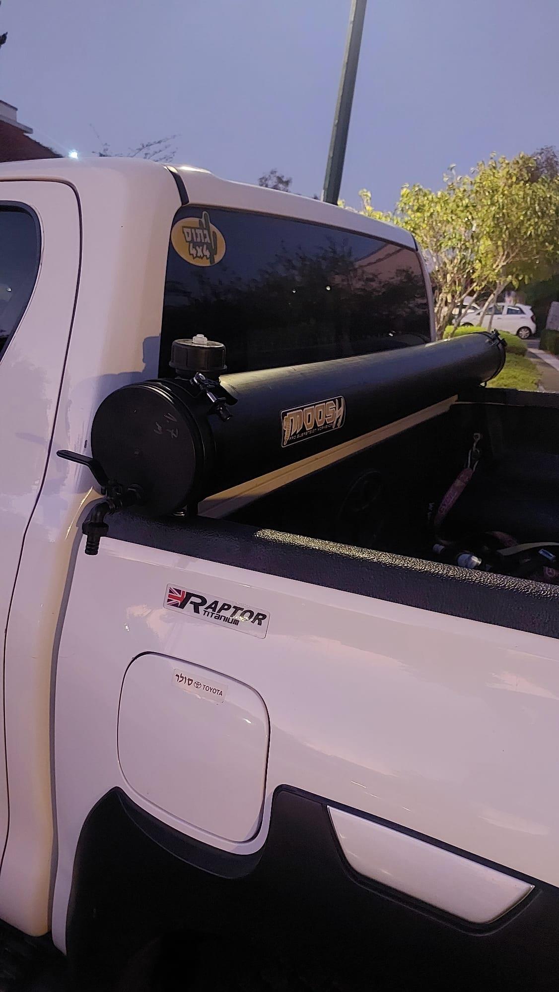 מיכל מים טנדר טויוטה היילקס עם ברז ונשם אורך 170 סמ קוטר 16 סמ נפח 30 L כולל חבקים קמפינג לייף