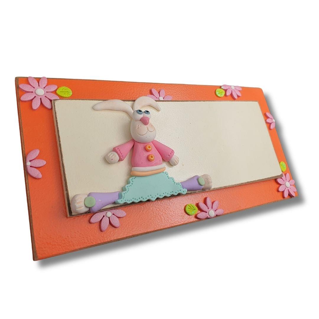 שלט מעוצב לחלל עבודה יצירתי "הסטודיו של..." עם שם אישי באותיות וניל.