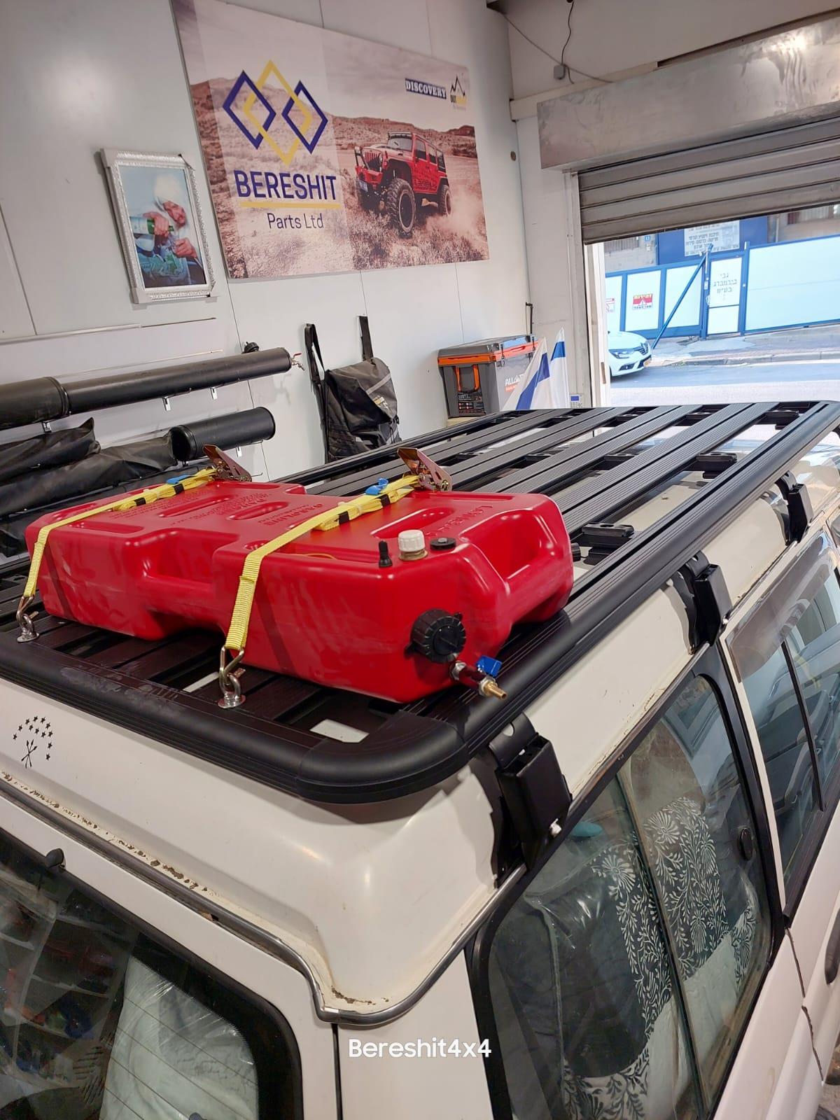 מיכל שטוח 30 ליטר עם ברז תחתון 2 נשמים 1 ללא מגע יד אדם ופתח מילוי עליון צבע אדום קמפינג לייף