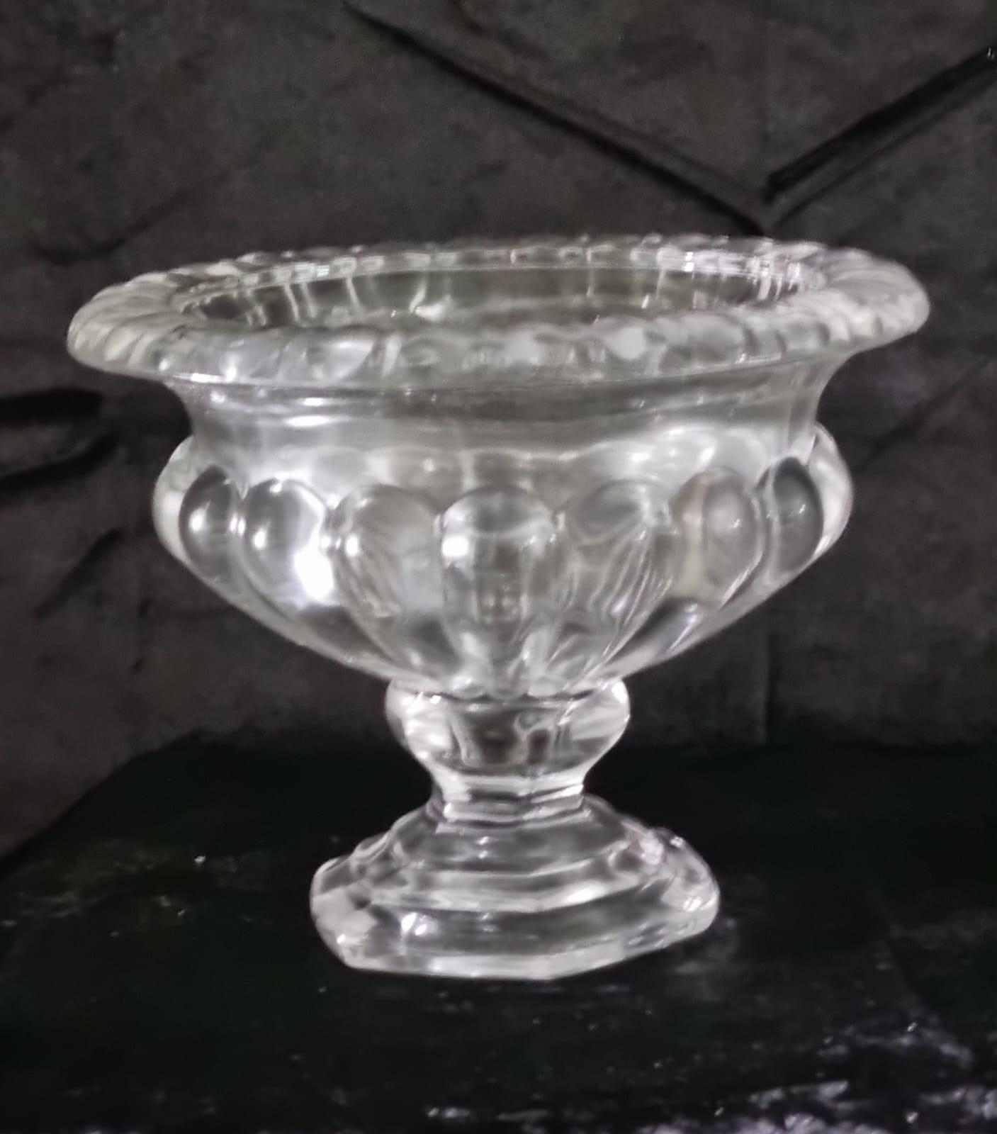 קערה עמוקה על רגל מזכוכית