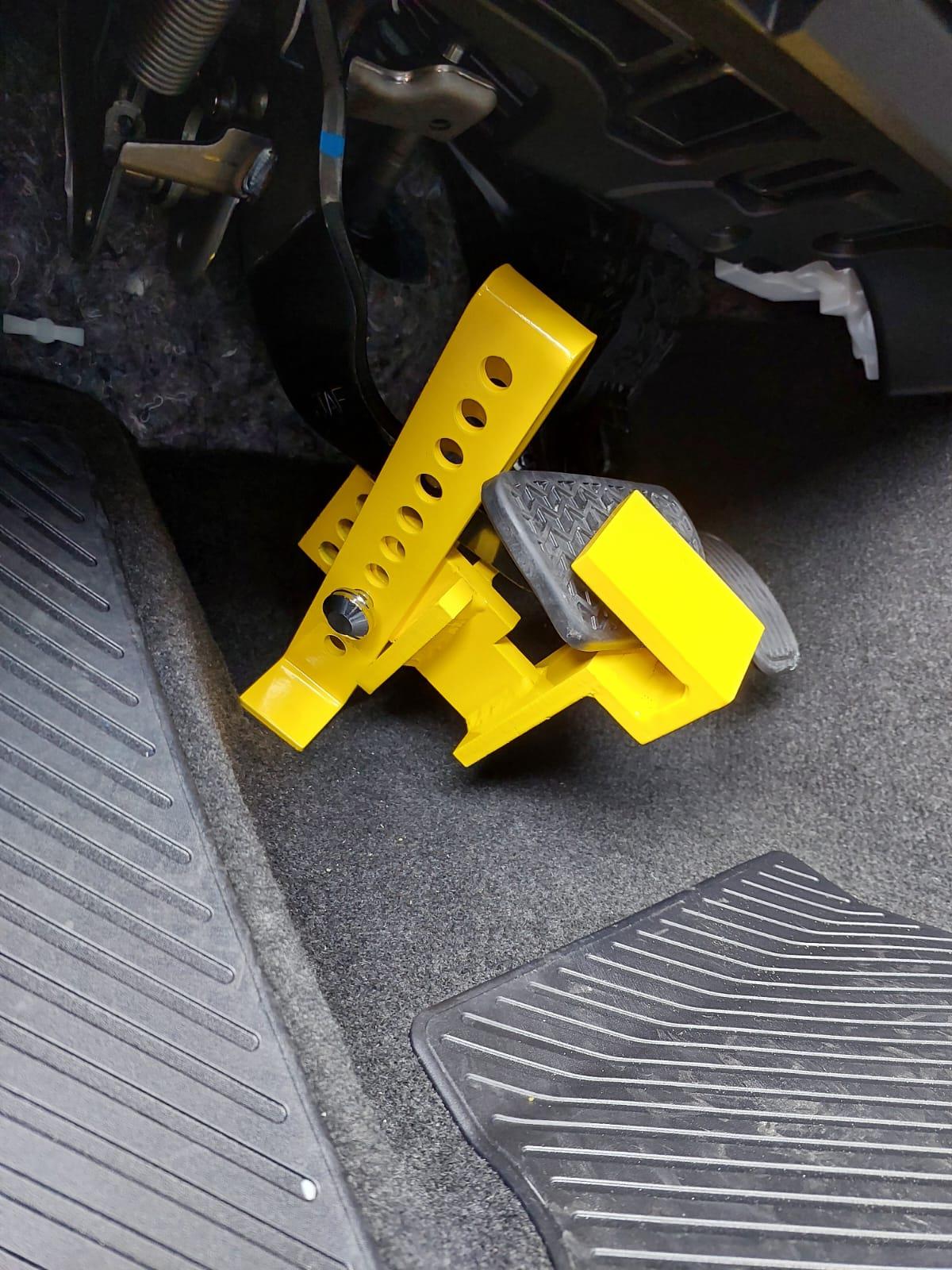 מנעול טויוטה לנדקרוזר 2025 לדוושת ברקס מונע ומעקב גנבים מנעול משוריין 12 ממ קמפינג לייף מנעול טויוטה לנדקרוזר 2025 לדוושת ברקס מונע ומעקב גנבים מנעול משוריין 12 ממ קמפינג לייף