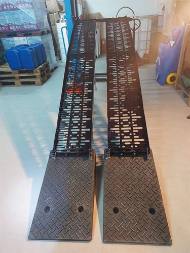 רמפות לטרקטורונים RZR ואופנועים אורך 3 מטר רוחב 40 סמ תוספת 2 רמפות פלסטיק 80 סמ ורגליים קמפינג לייף