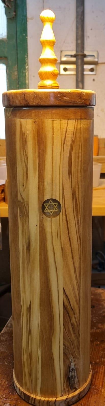 בית למגילה מעץ זית עם 4 מגיני דוד מוטבעים באפוקסי
