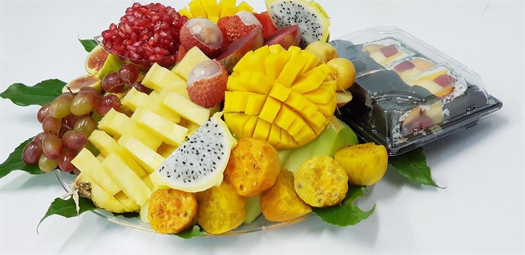 Fruit tray with fruit sushi roll -גילגול ורול