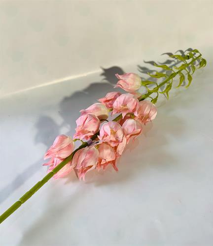 שושנים על גבעול ורוד #3