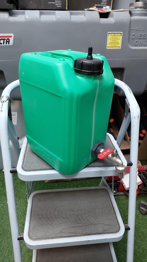 מיכל מים עם ברז כדורי ונשם ג'ריקן 11 ליטר צבע ירוק כולל פקק מתברג קמפינג לייף