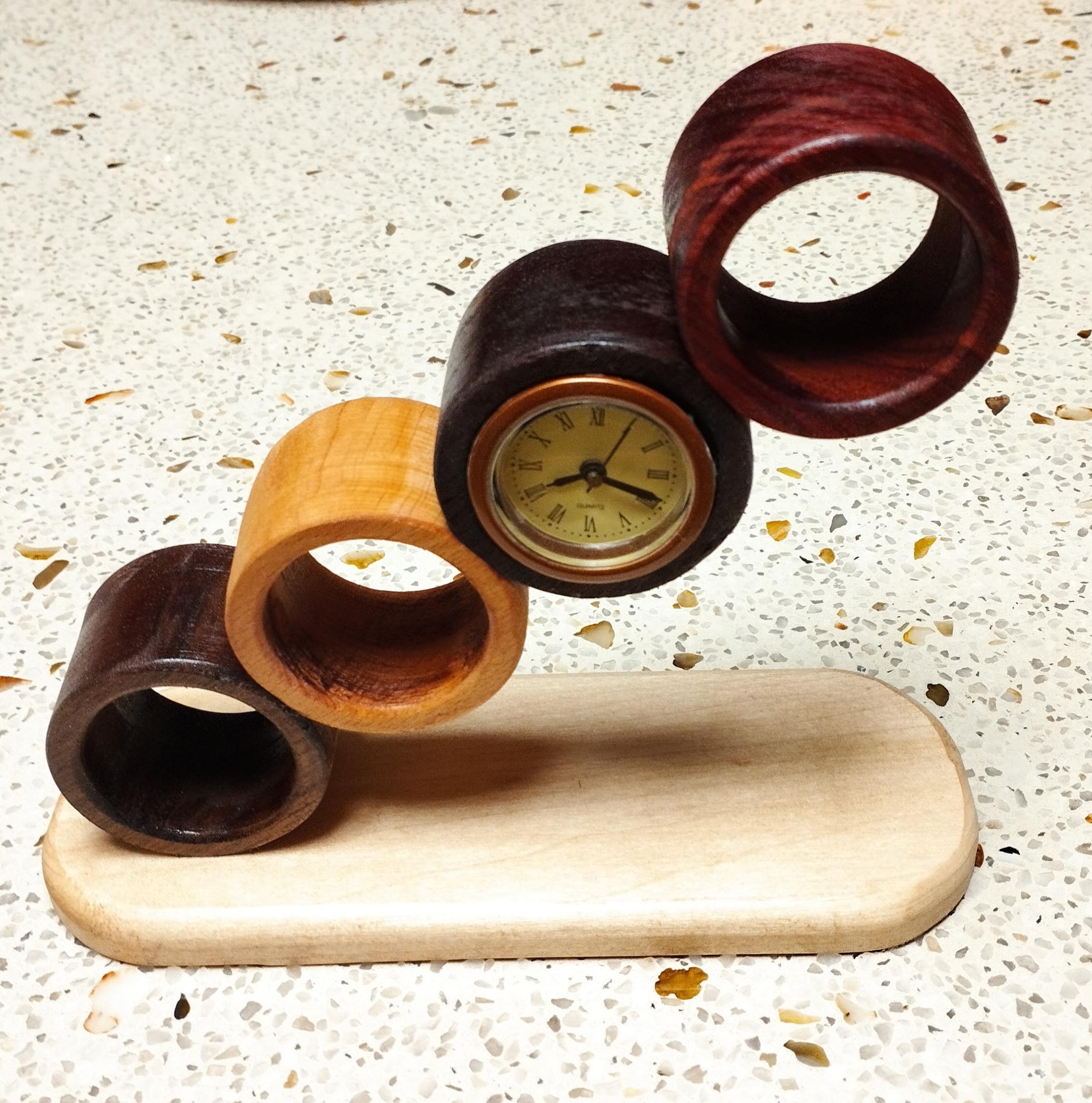 קישוט מקורי עם שעון דו-צדדי קישוט מקורי עם שעון דו-צדדי