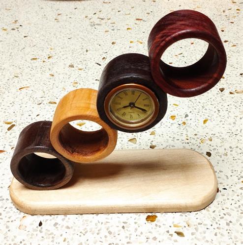 קישוט מקורי עם שעון דו-צדדי