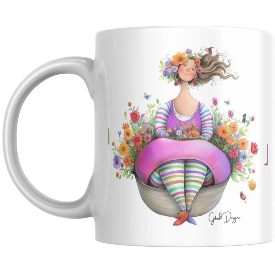 איור מקורי של דמות נשית יושבת בתוך זר פרחים גדול עם גרביוני פסים ססגוניים על ספל לבן.