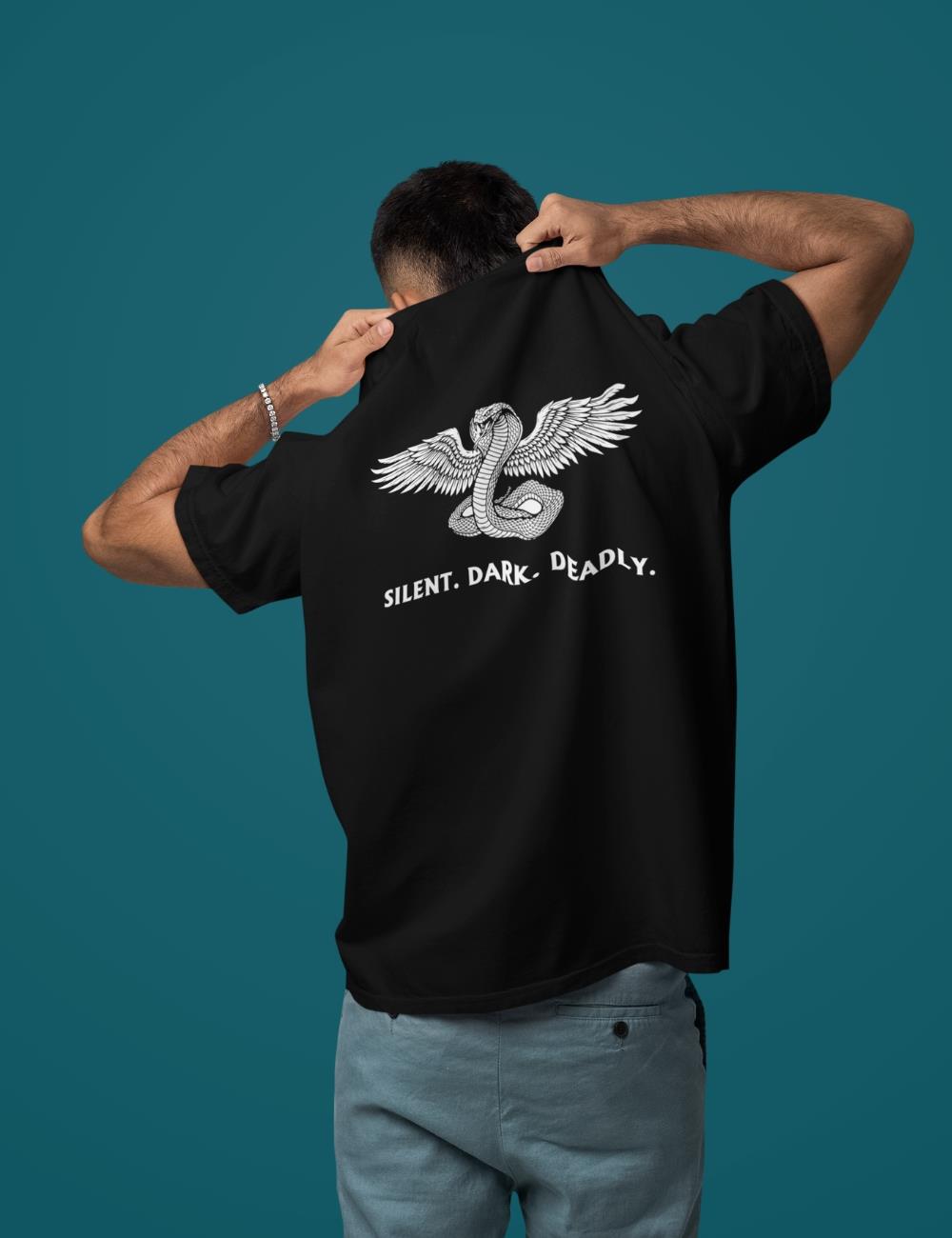 מוקאפ גב חולצת צבא על דוגמן עם הדפס שפיפון נחש מכונף בצבע לבן על חולצה שחורה גיתוש מוקאפ גב חולצת צבא על דוגמן עם הדפס שפיפון נחש מכונף בצבע לבן על חולצה שחורה גיתוש