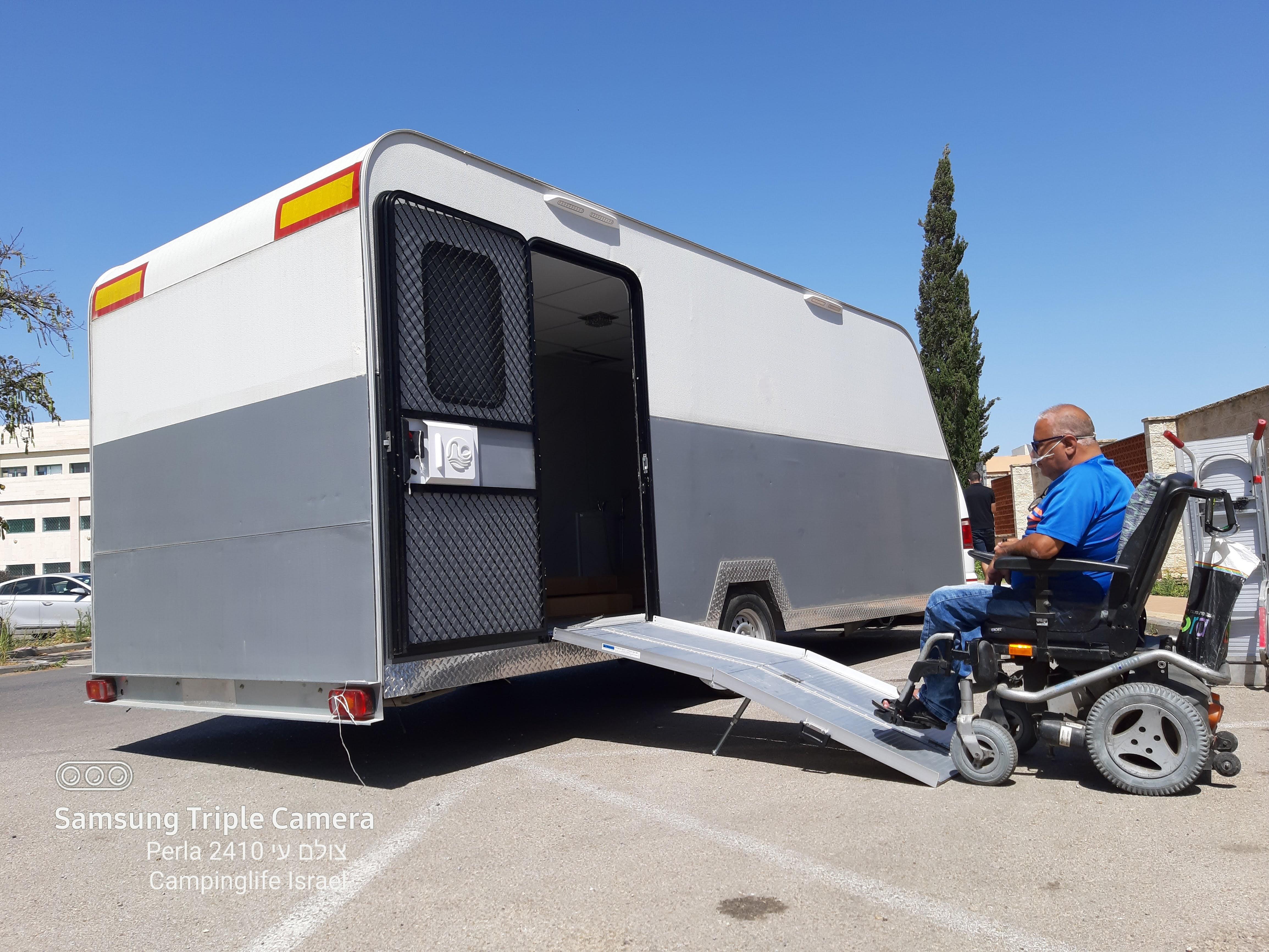 רמפה מתקפלת לנגישות לקרוואן מידות אורך 1.8מטר מתקפלת ל 2 חלקים רוחב 73 סמ' במצב פתוח קמפינג לייף