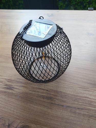 SolarGlow Cage – תאורת תלייה סולארית בעיצוב רשת יוקרתי