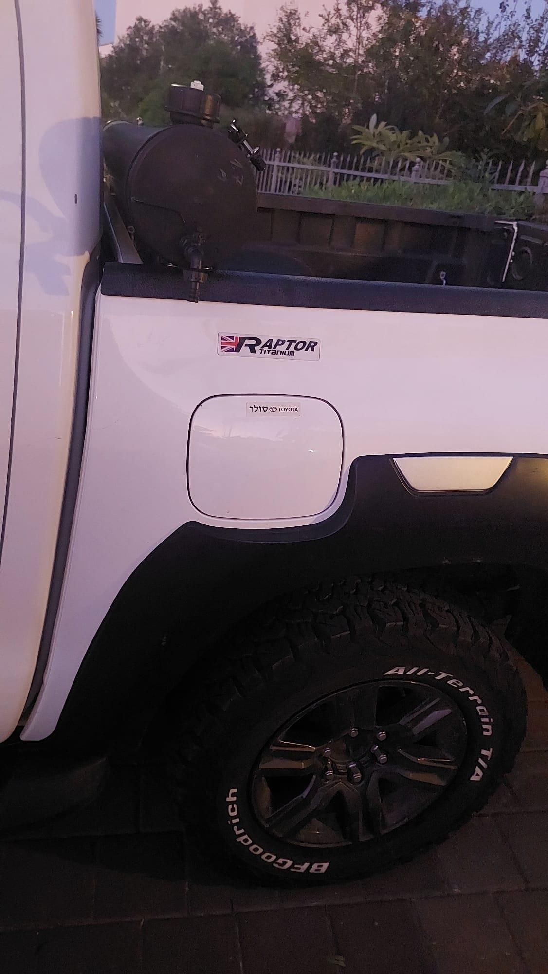 מיכל מים טנדר טויוטה היילקס עם ברז ונשם אורך 170 סמ קוטר 16 סמ נפח 30 L כולל חבקים קמפינג לייף