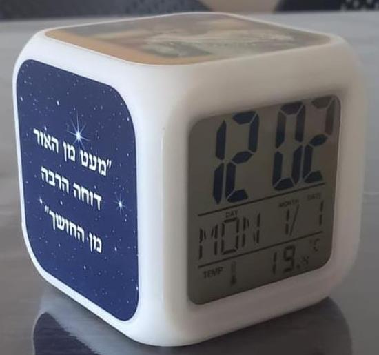 שעון קוביה מחליף אורות