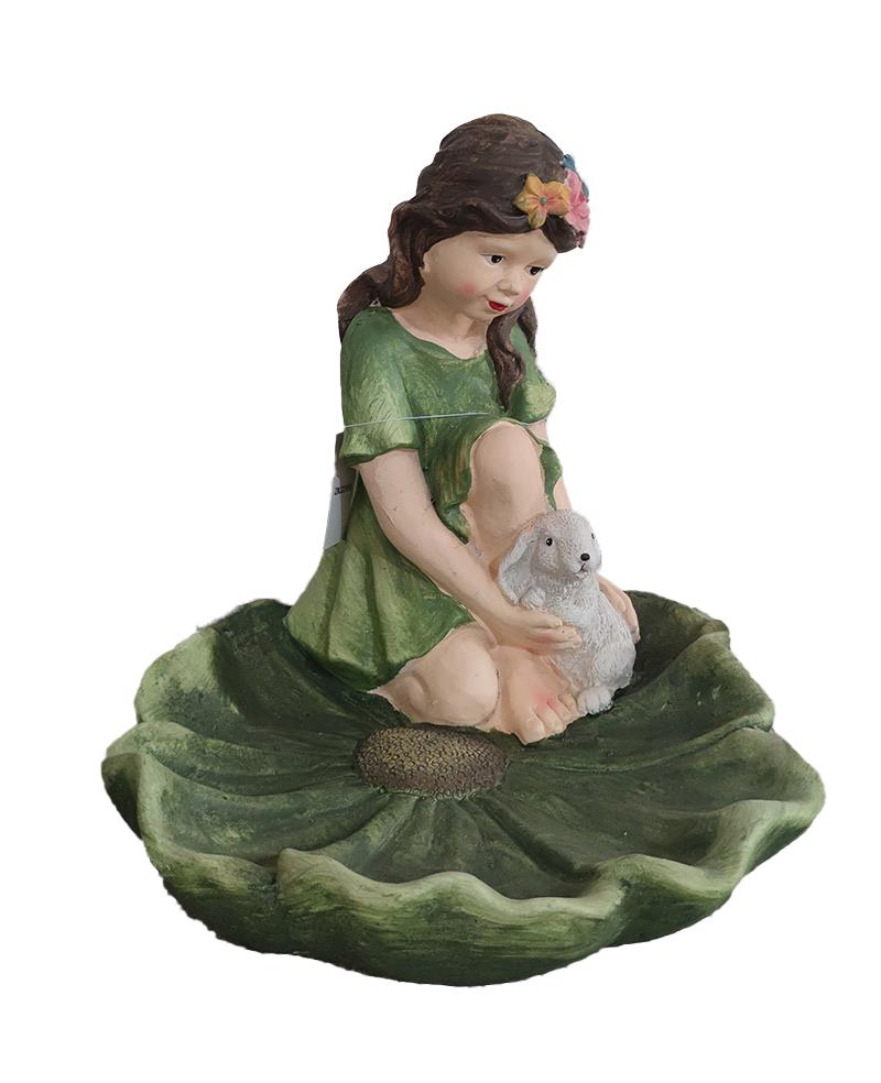 ילדה על עלה