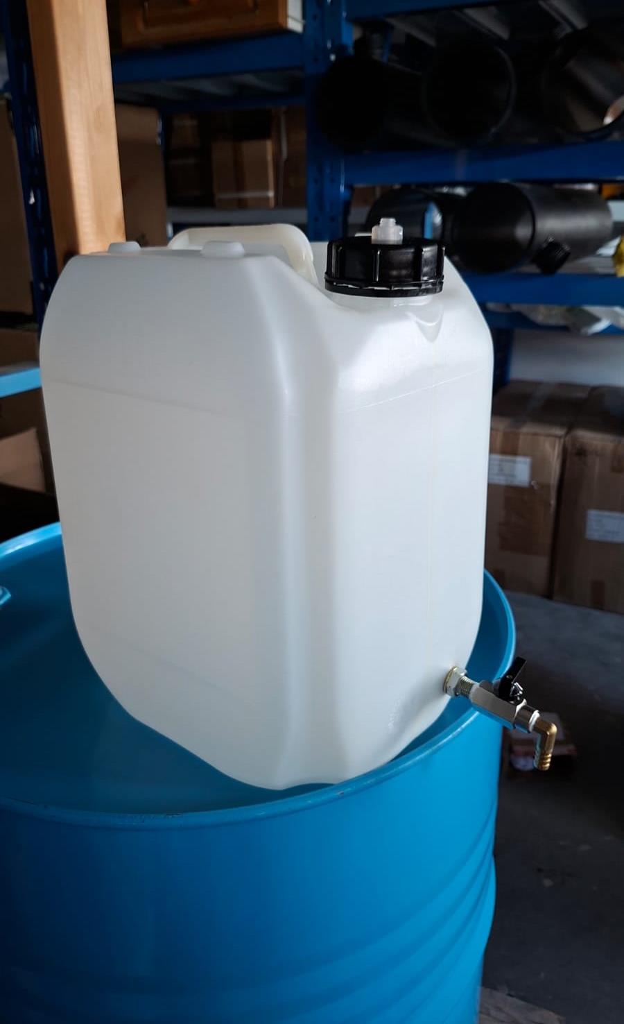 מיכל למדללים שונים בנזין סולר שמן כשרוצים למזוג עם ברז 90 מעלות פקק ונשם צבע לבן 18 ליטר קמפינג לייף