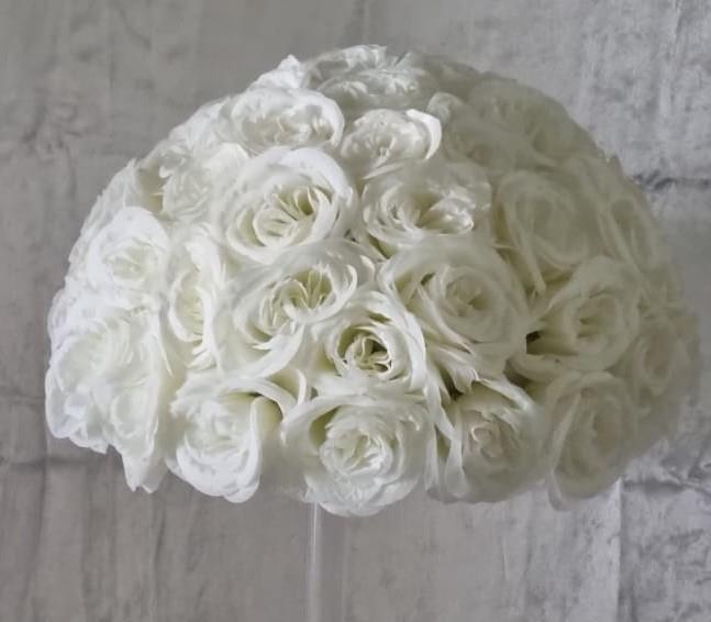 כדור פרחים לבן לעיצוב