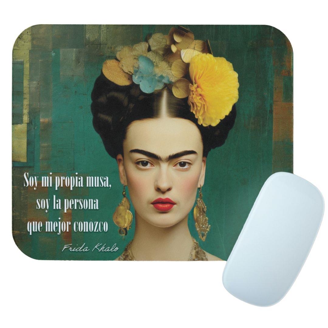 משטח לעכבר פרידה קאלו בעיצוב קולאז' ירוק עם עכבר לבן להמחשה – אביזר מעוצב למחשב גיתוש. משטח לעכבר פרידה קאלו בעיצוב קולאז' ירוק עם עכבר לבן להמחשה – אביזר מעוצב למחשב גיתוש.