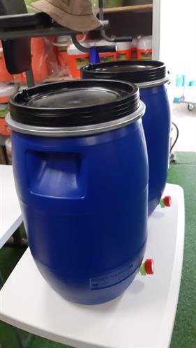 חבית עם ברז ונשם 30 ליטר למים צבע כחול  מתאים לייצור חמוצים שמן זית יין ועוד מתאים גם בתור כיסא