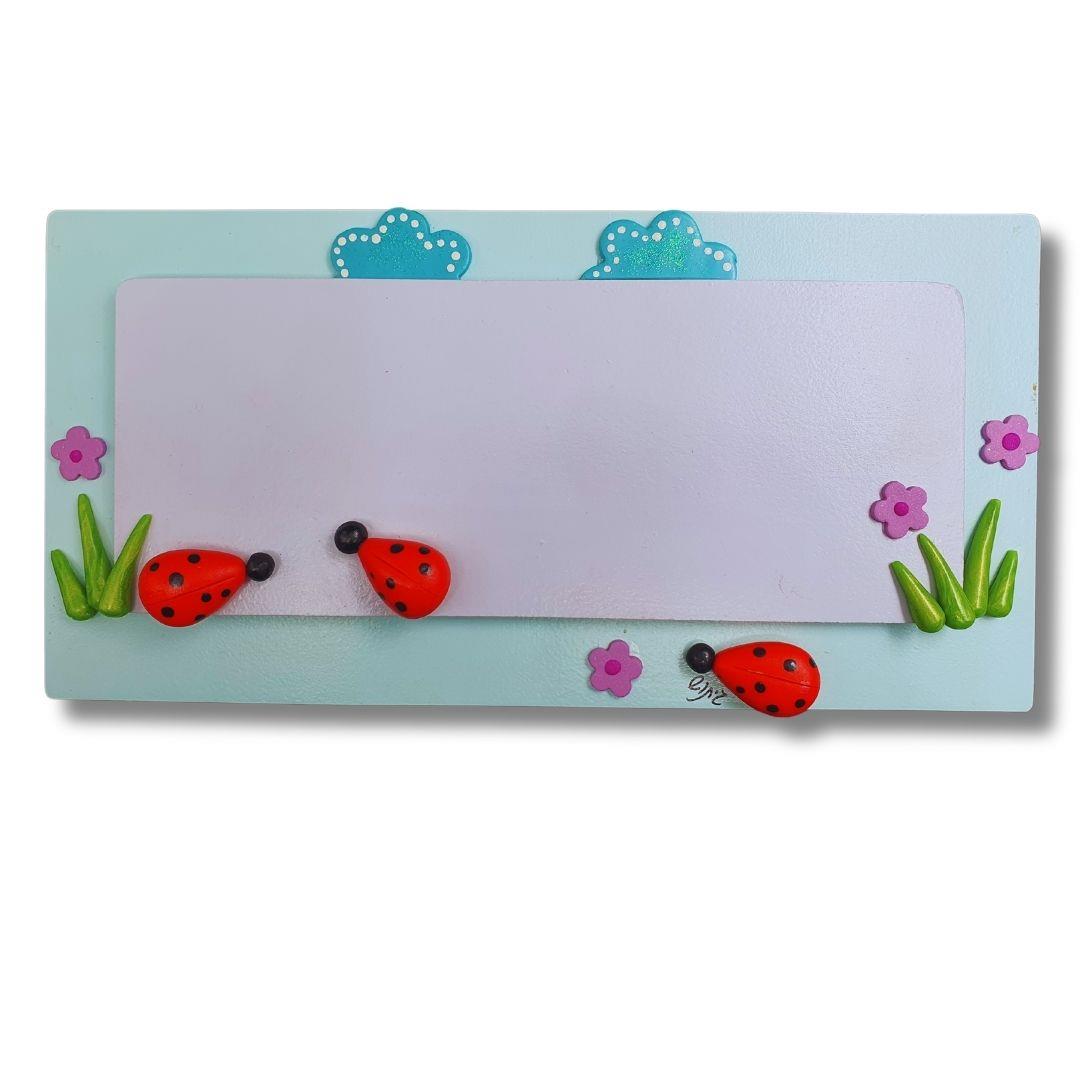 חיפושיות על רקע תכלת | שלט עץ "הבית של..." בעבודת יד