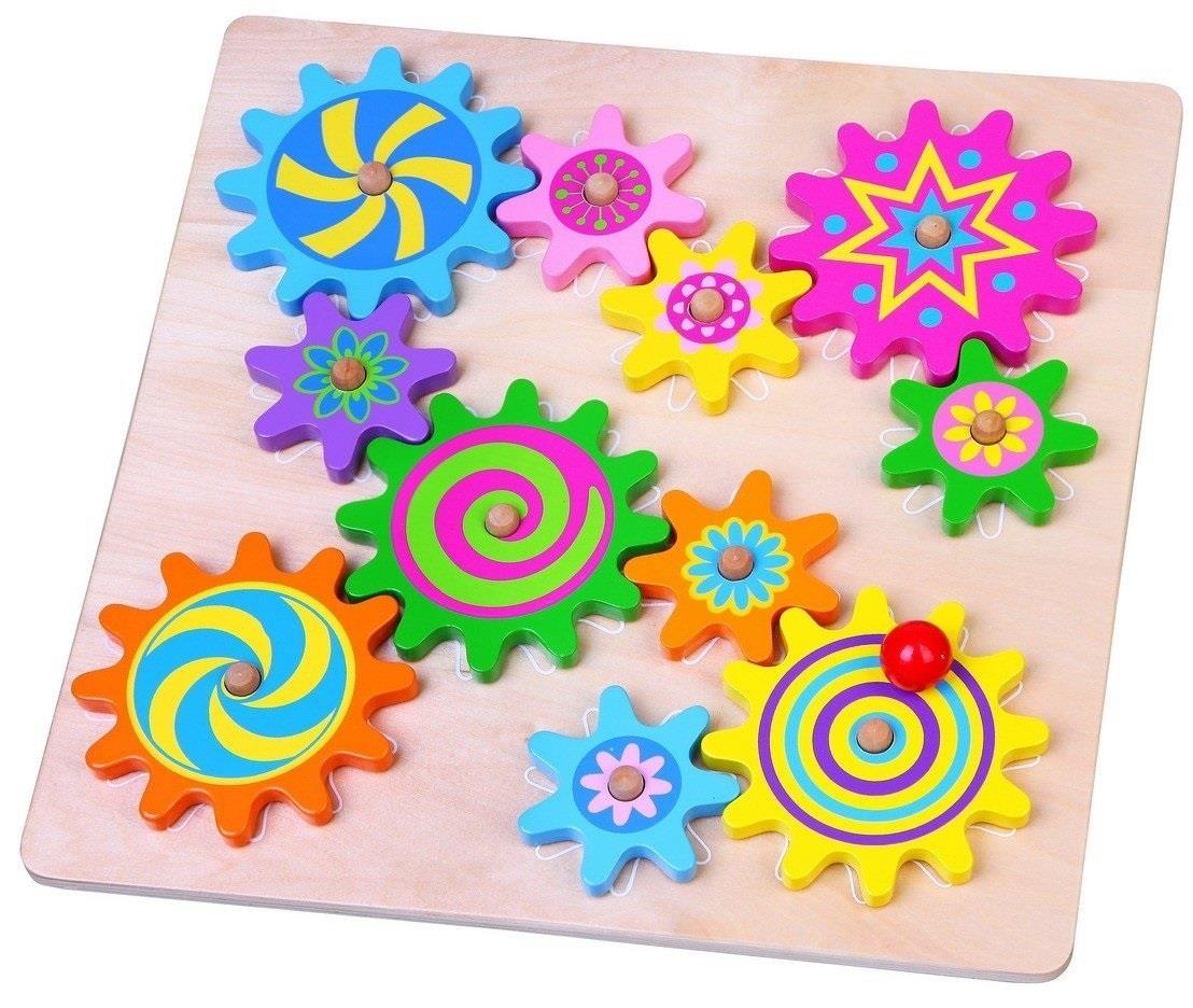 גלגלי שיניים בלוח מעץ