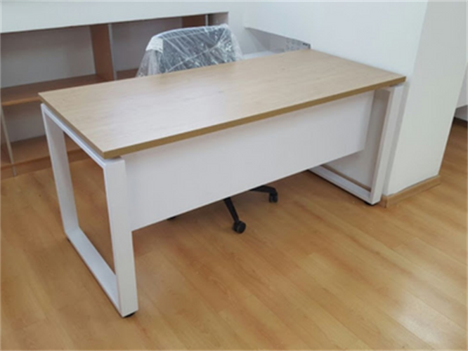שולחן משרדי 160/70 עם רגלי חלון דגם 4089