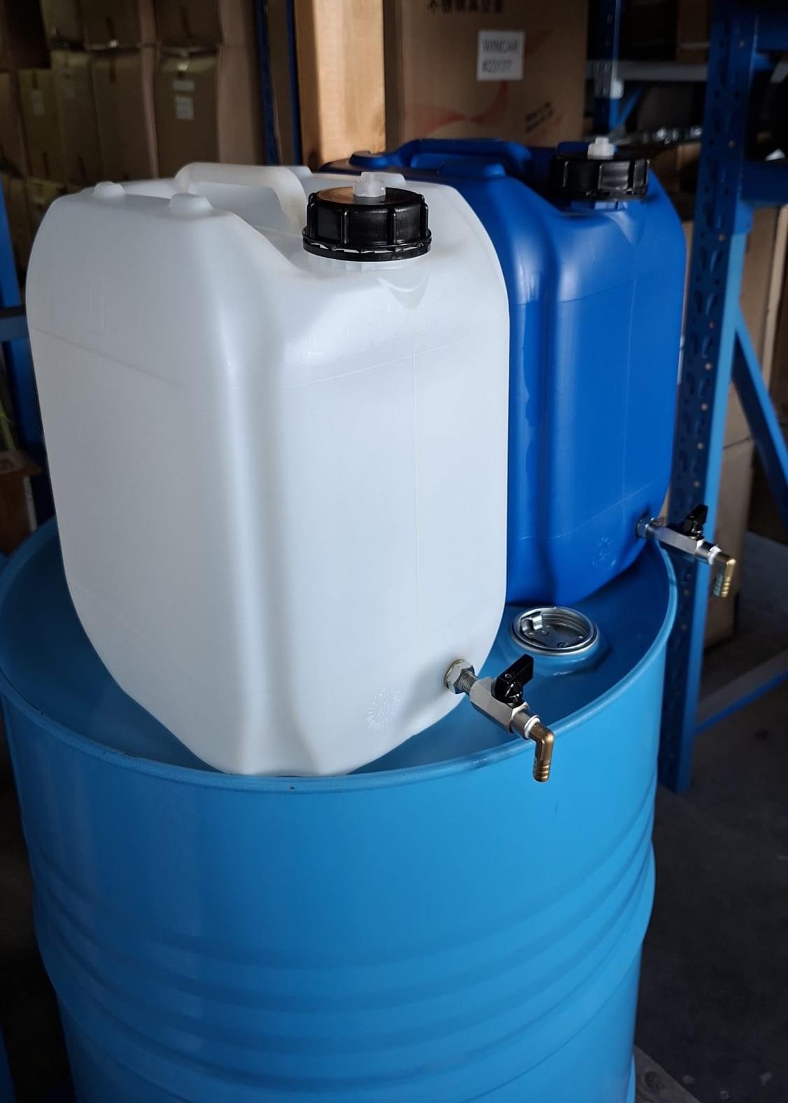 2 מיכלים למדללים שונים כשרוצים למזוג עם ברז 90 מעלות פקק ונשם צבע כחול ולבן 18 ליטר קמפינג לייף