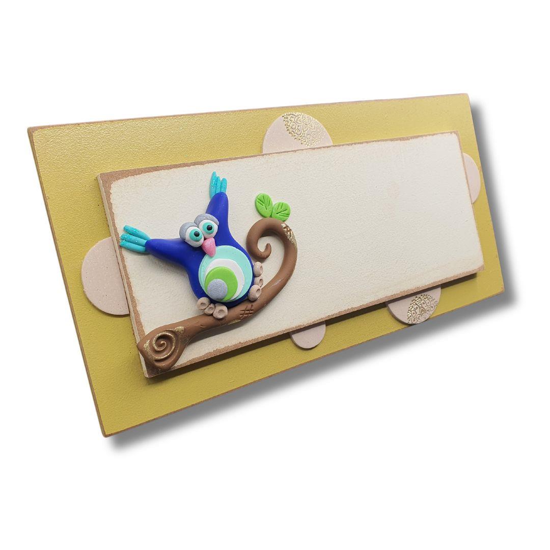 שלט ינשוף כחול מעץ במראה מיושן וינטג', הבית של, שלט כניסה לבית בעיצוב אישי, מתנה לחנוכת בית, אומנות ישראלית עבודת יד, פיסול 