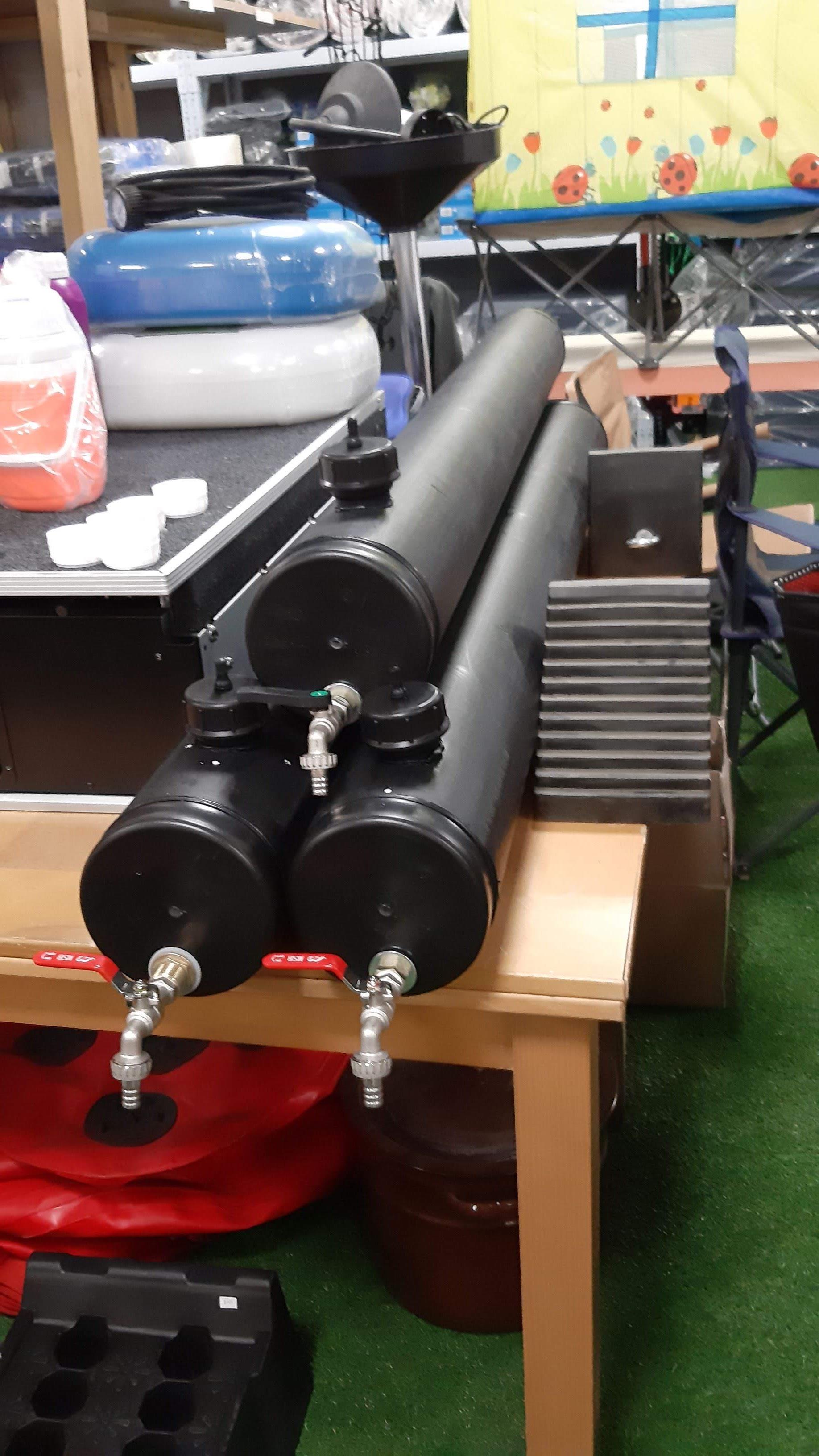 צינור מיכל מים עם ברז צינור גיבריט Giberit אורך 1.7 מ 30 ליטר התקנה על גיפים וטנדרים קמפינג לייף