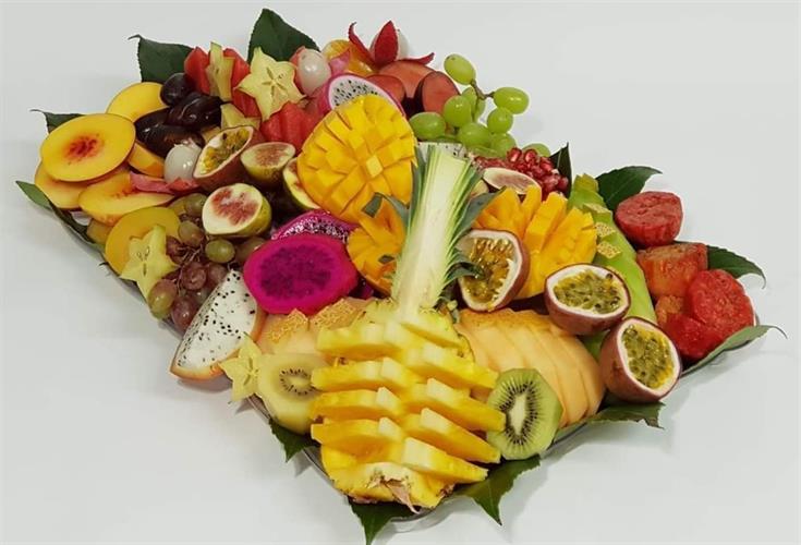 Huge happy fruits tray - המניב