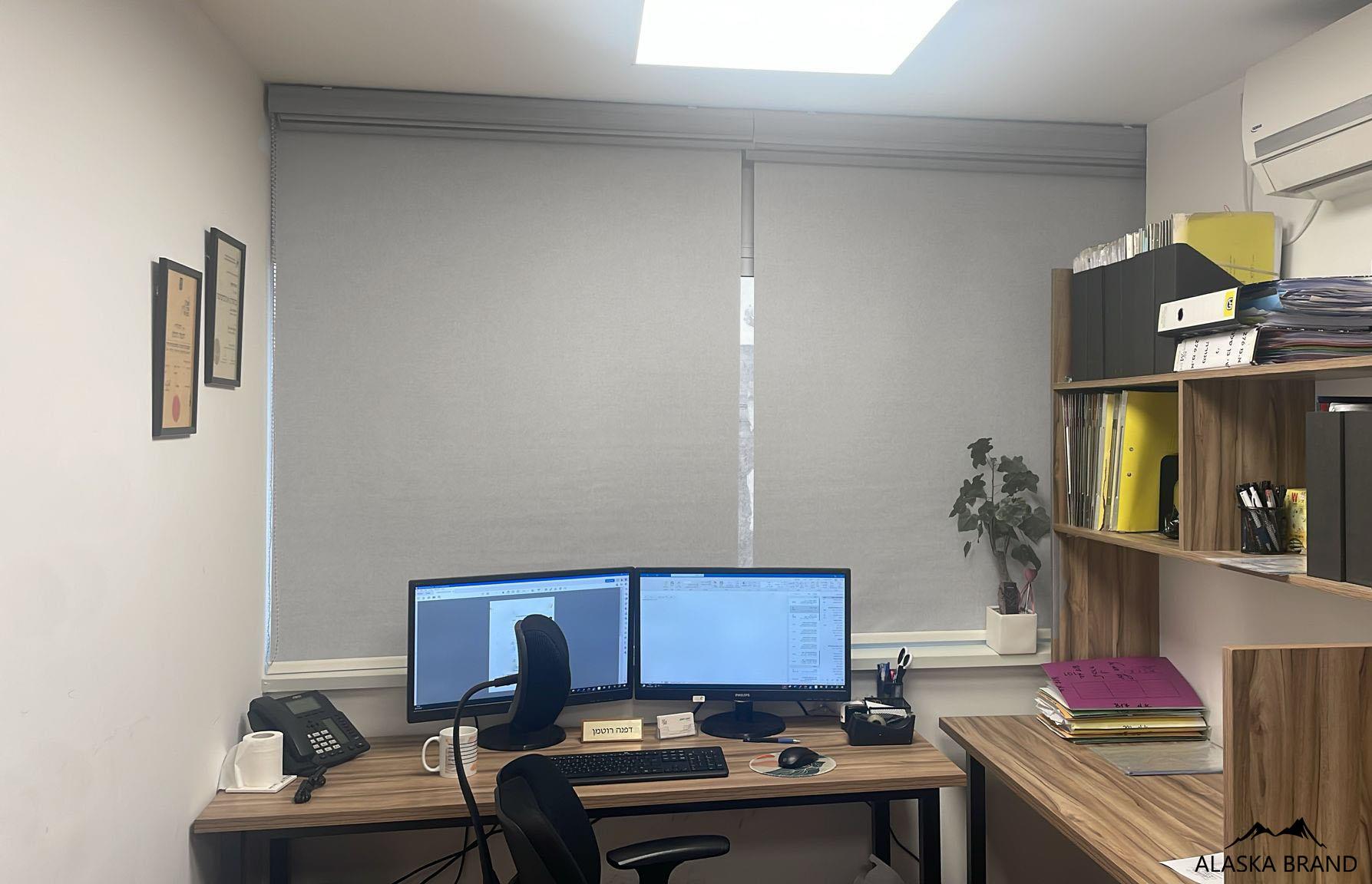 גלילה האפלה - וילון גלילה אטום דגם - Sun Block אפור גלילה האפלה - וילון גלילה אטום דגם - Sun Block אפור