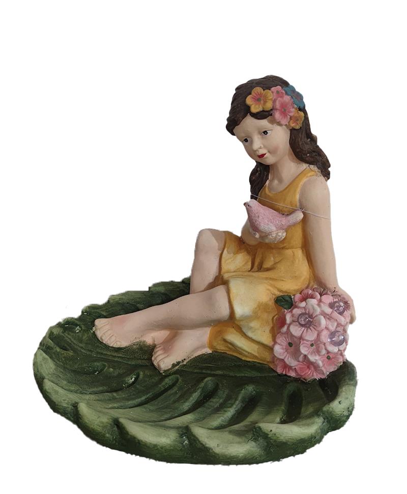 ילדה על עלה (ת)