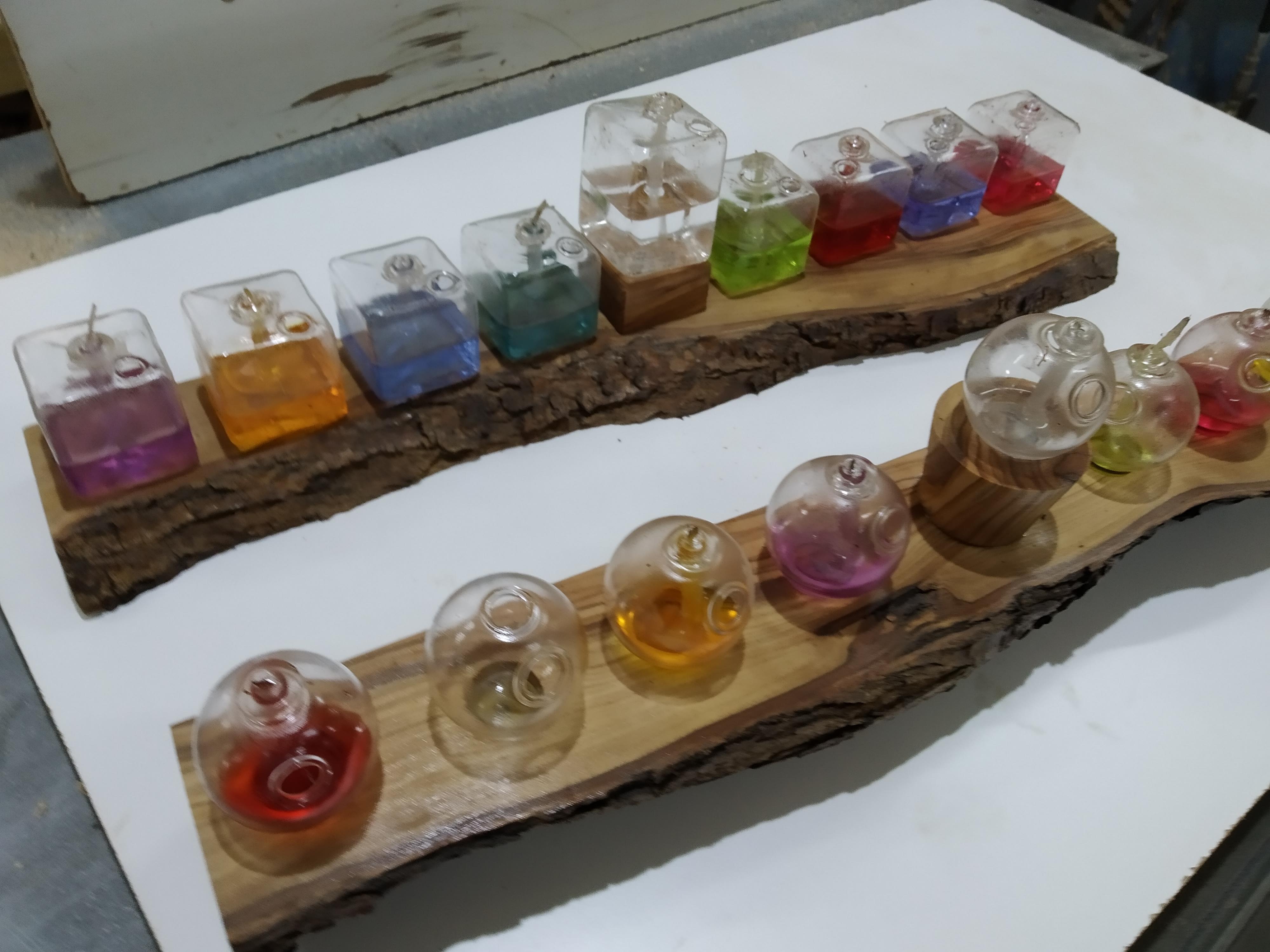 חנוכיה מעץ זית עם מיכלי זכוכית חנוכיה מעץ זית עם מיכלי זכוכית