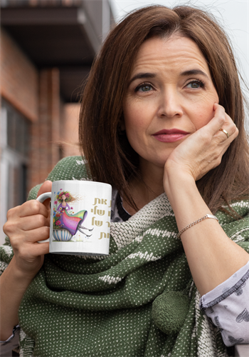 אישה במעיל ירוק מחזיקה ספל מעוצב וחושבת, מתנה אישית ומרגשת לנשים שאוספות רגעים יפים.