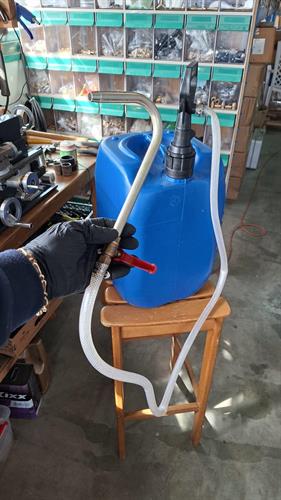 משאבת יד למיכל כולל מתאם להברגה גסה 2 צול מתאימה לכל נפח סדרת המכלים 11 עד 60 ליטר קמפינג לייף