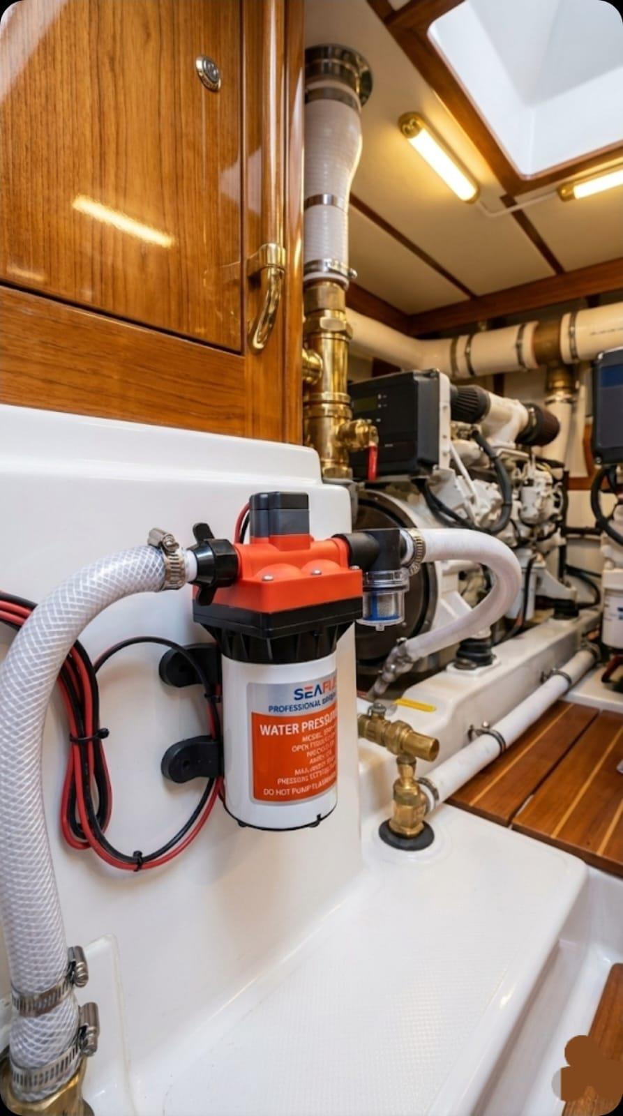 משאבת מים לקרוואן ולסירה 12 וולט 11.3 ליטר לדקה SEAFLO לחץ 3.8 בר 55 PSI כולל מסנן קמפינג לייף