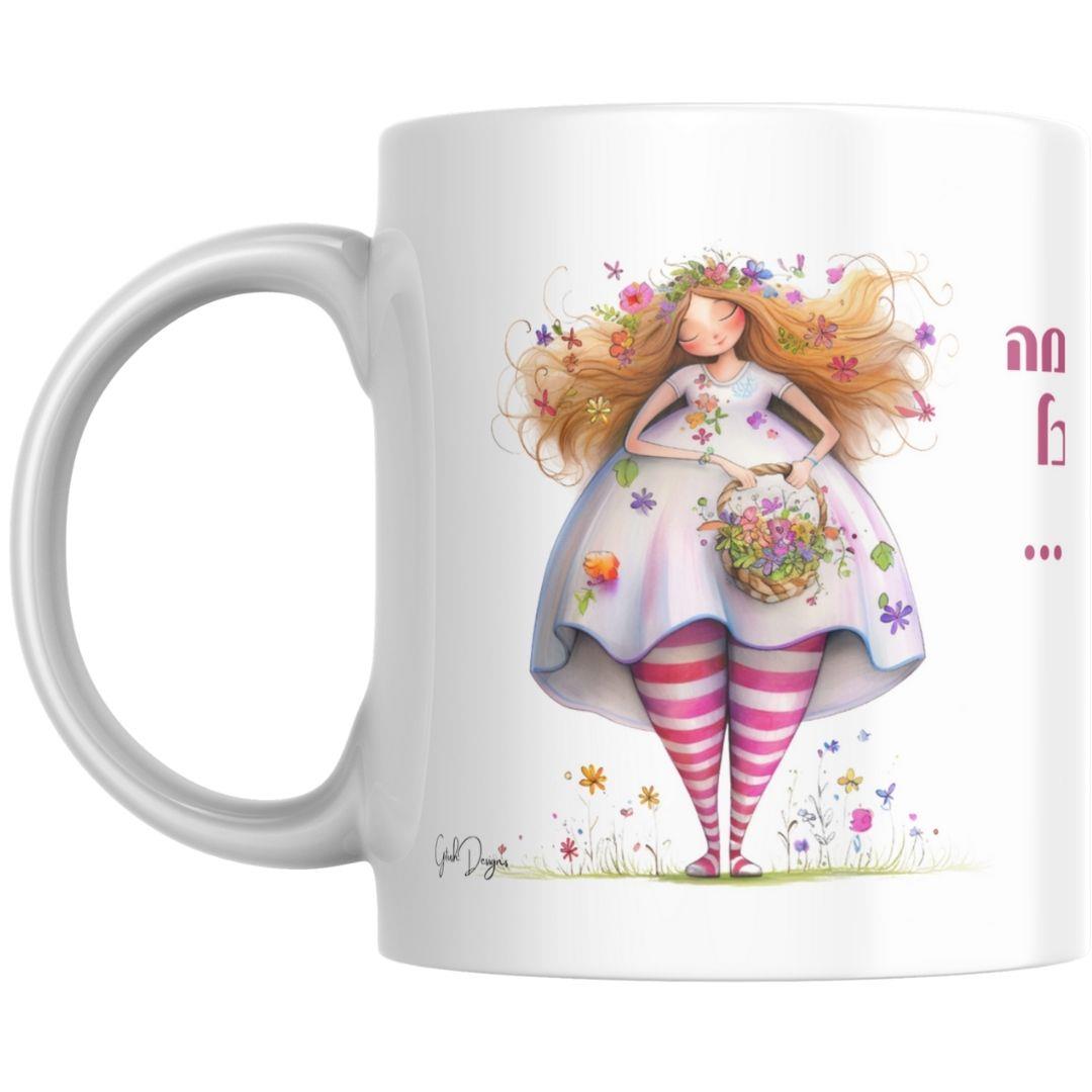 איור צבעוני של אישה עם פרחים בשיער ושמלת פרחים על ספל לבן, בעיצוב של גיתוש עיצובים.