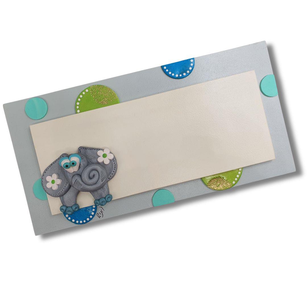 פיל אפור על רקע שמנת | שלט עץ עבודת יד לכניסה או לחדר