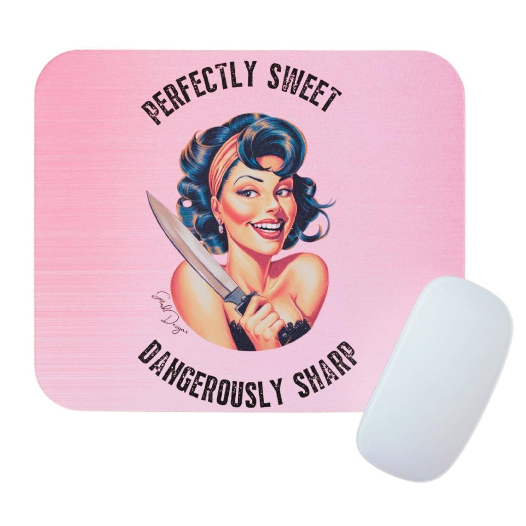 משטח לעכבר ורוד עם הדפסה צבעונית של דמות רטרו נועזת – אקססוריז למשרד בסטייל עוצמה נשית, מתנה מקורית ומרשימה לעמדת העבודה. משטח לעכבר ורוד עם הדפסה צבעונית של דמות רטרו נועזת – אקססוריז למשרד בסטייל עוצמה נשית, מתנה מקורית ומרשימה לעמדת העבודה.