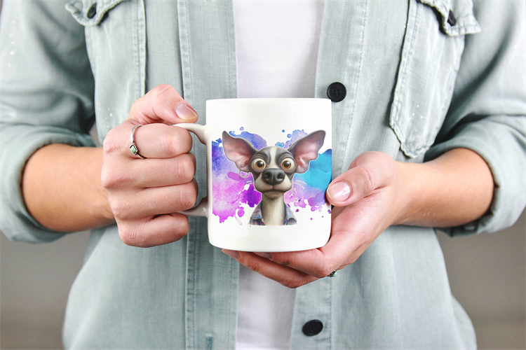 ספל כלבלב משוגע מקרמיקה לבנה בזווית אלכסונית המדגישה את צורת הספל והידית